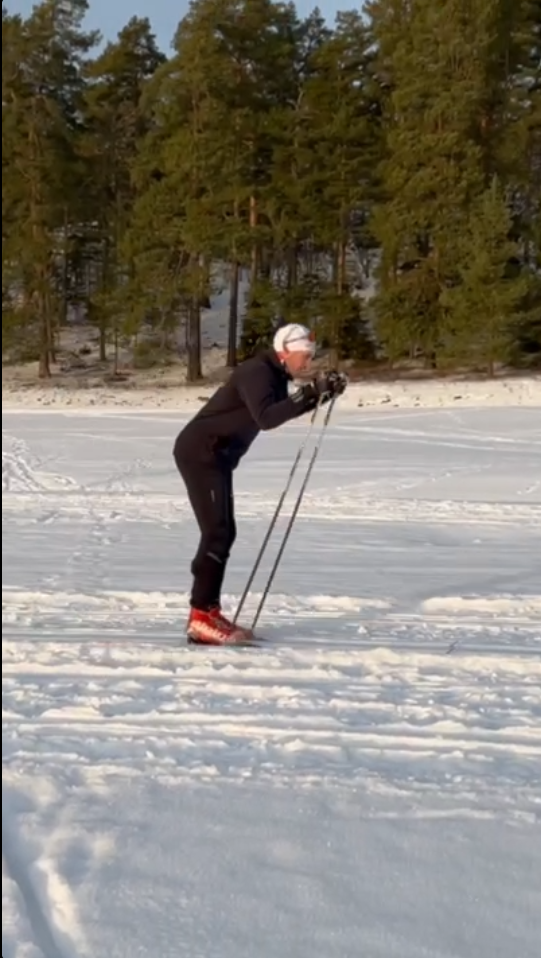 Träning inomhus med fokus på teknik, kroppskontroll och styrka för bättre skidåkning och minskad skaderisk.