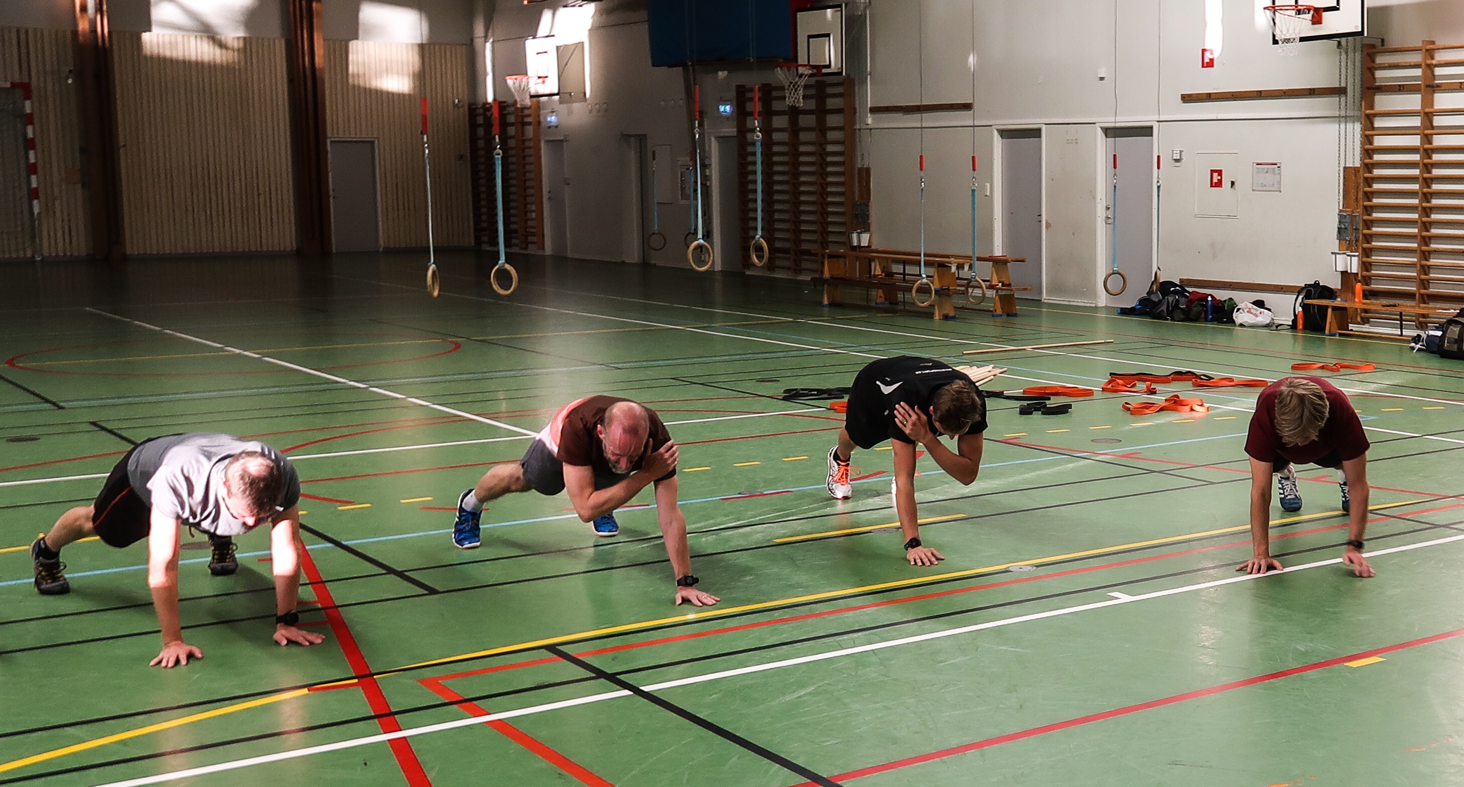Deltagare tränar styrka inomhus under workshop för skidåkare i Stockholm.
