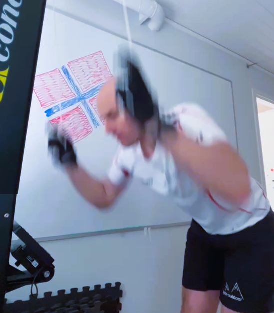 Närbild på SkiErg-handtag och bål i arbete, fokus på kraftöverföring